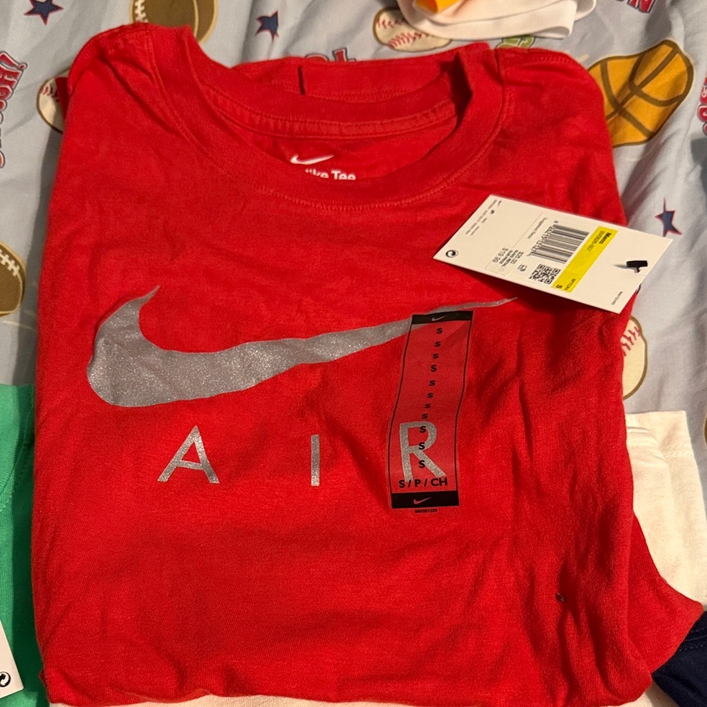 SET OF 5 BRAND NEW NIKE Adult
Assorted Graphic T-Shirts in Red, Blue, and Green - Picture 2 of 6